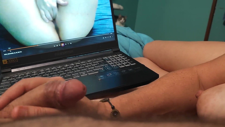 Bellaboo: Sledujte, jak Bella naplácá na jeho ptáka při sledování porna