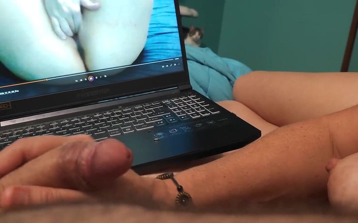 Bellaboo: ベラがポルノを見ながら彼のチンポをスパンキングするのを見てください