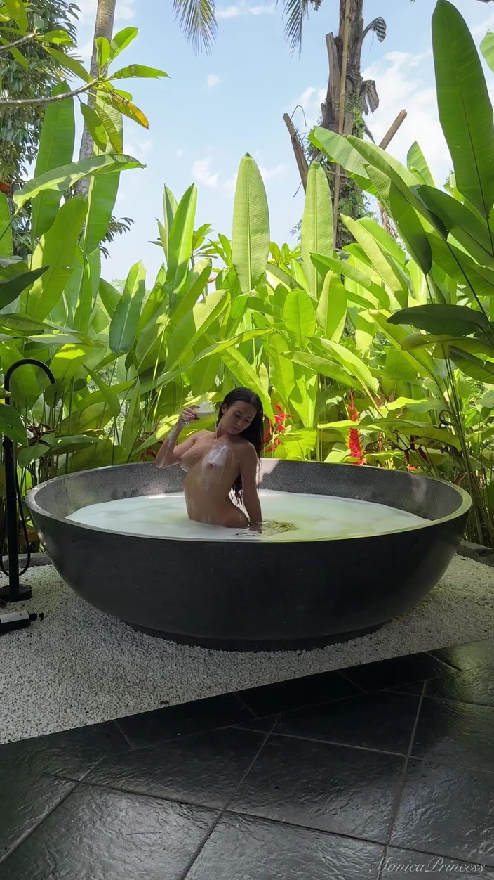 Princess Monica: Menjadi liar dengan saya dalam mandian hutan bertetek bogel