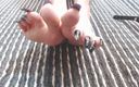 TLC 1992: Длинные черные лакированные ногти на ногах, покатание