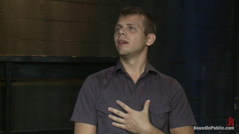 Bound in public: Schmutzige cruiser nehmen zwei unschuldige hengste in einer öffentlichen toilette ab