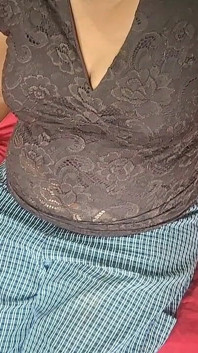Wanita sange lagi bersih-bersih kamar tidurnya yang super seksi