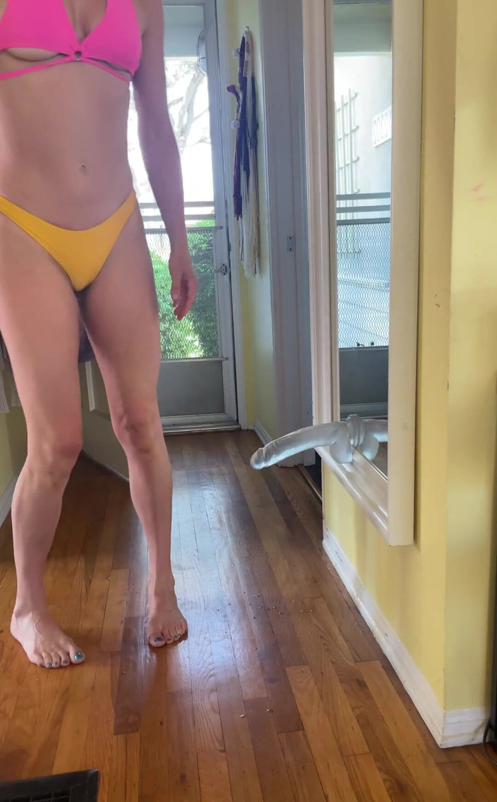 VibeWithMommy: 嗯，我的朋友把她巨大的透明假阳具挂在镜子上..我舔她的汁液，然后自己操！该死的。我是如此