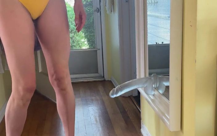VibeWithMommy: Ei bine, prietena mea și-a lăsat imensul vibrator clar atașat de...