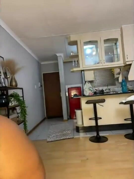 Legendary Booty Overdose: Negresă mare și frumoasă se dezbracă, dă din cur și ejaculează