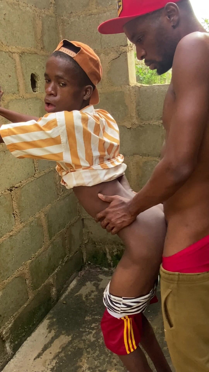 assdriller50: Un Tip De Hoț Futând O Mamă Sexy Într-o Clădire Fără...