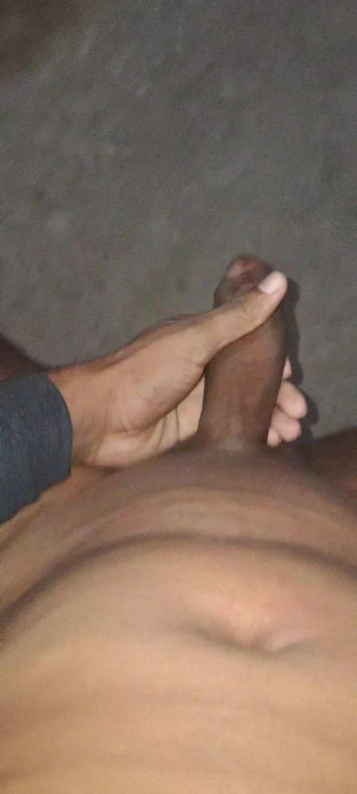 Rajveer Bhumihar: Một thanh niên Ấn Độ nằm trên giường, và sụt cu