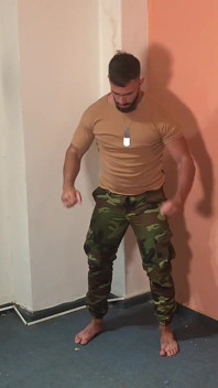 Maximo Солдат тренируется