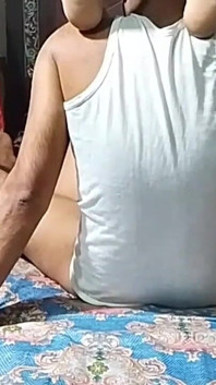 Min styvmors stora röv är väldigt tight, jag gjorde det tre gånger i pakistanska