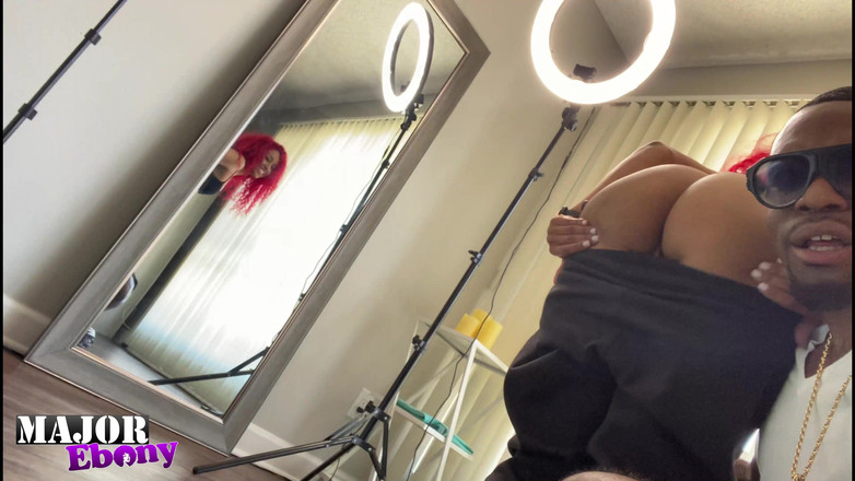 Major Ebony: 赤毛のバービーがBBCとセックスしながら潮吹き!