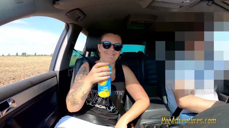 Pee Adventures: Se pișă pe ea într-un lan de porumb și își udă fusta albă...