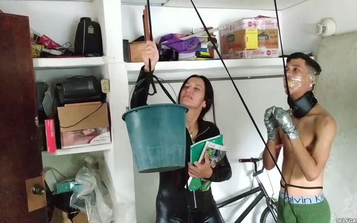 Selfgags femdom bondage: Le giocose catwoman giocano con un ragazzo latino solo!