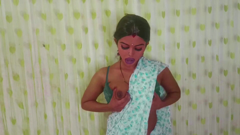 Priyanka_David: Pertunjukan solo tante seksi india dengan kain sosis