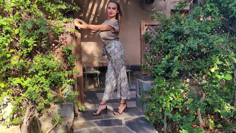 Goddess Lena: 在我的花园里欣赏我