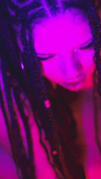 Baculatá brazilská dívka zkouší nové fetiše se svým partnerem