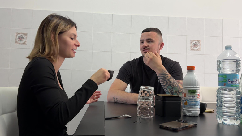 Tommy e Annika: Nymphomaniac pirang tidak memiliki tip untuk diberikan kepada kurir yang...