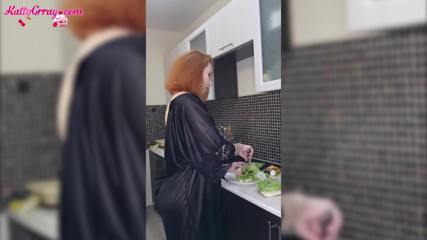 Katty Grray: Harika hatun seksi bir bornozla dans yapıyor