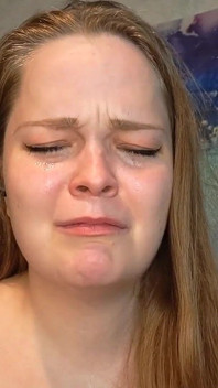 Alison snyftar igen