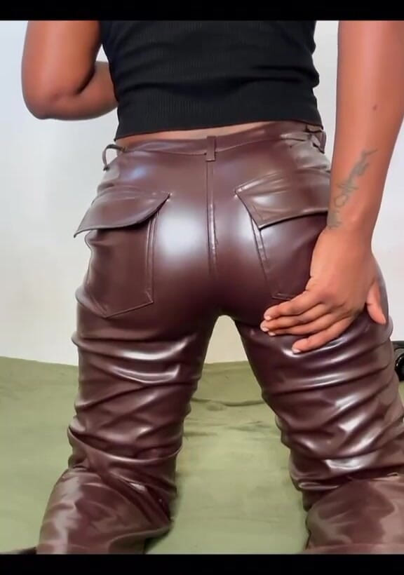 African Fart Queen: Відео пукати на замовлення в дорогих шкіряних штанях