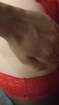 Une MILF ouvre sa culotte rouge et laisse caresser sa douce chatte