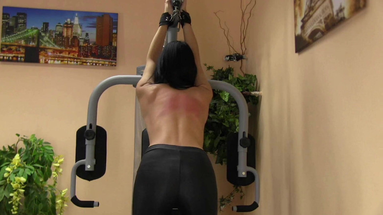Spanking Server: Donna holý bič zezadu