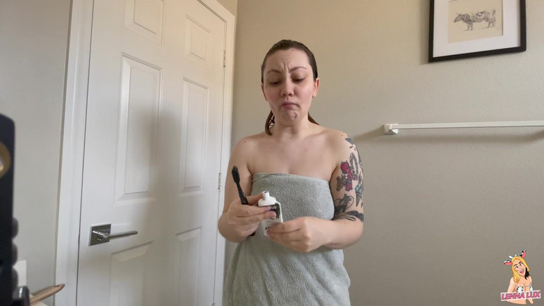 Lenna Lux: Il mocciotto si fa razzie dopo aver lavato i denti