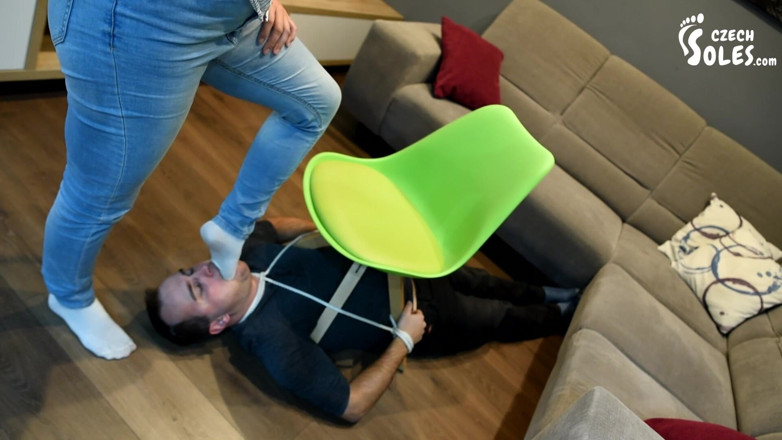 Czech Soles - foot fetish content: Gefesselt und dazu gebracht, Megans socken zu riechen - teil 1