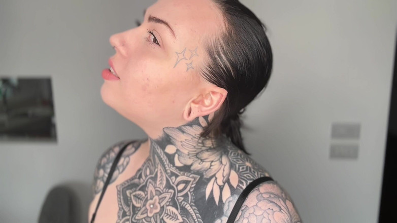 Miss Valentina: Sivri kulak ibadeti