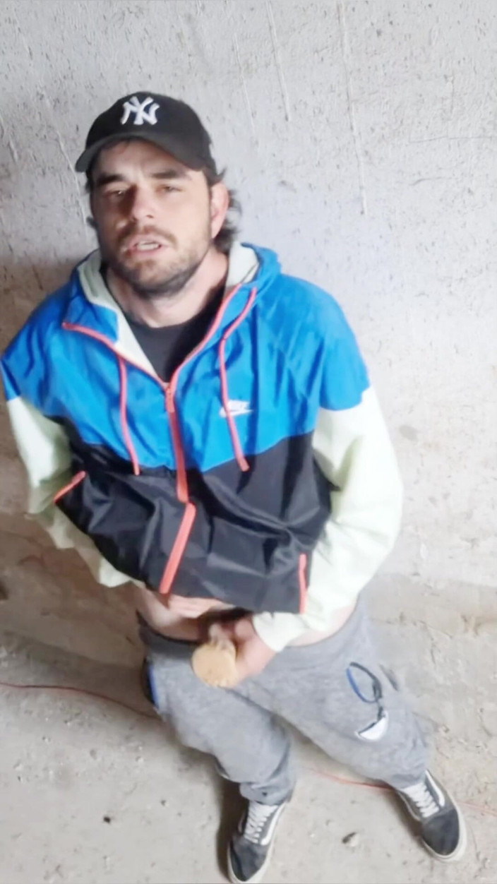 jerkofflover: В заброшенном здании, где я иду мастурбировать