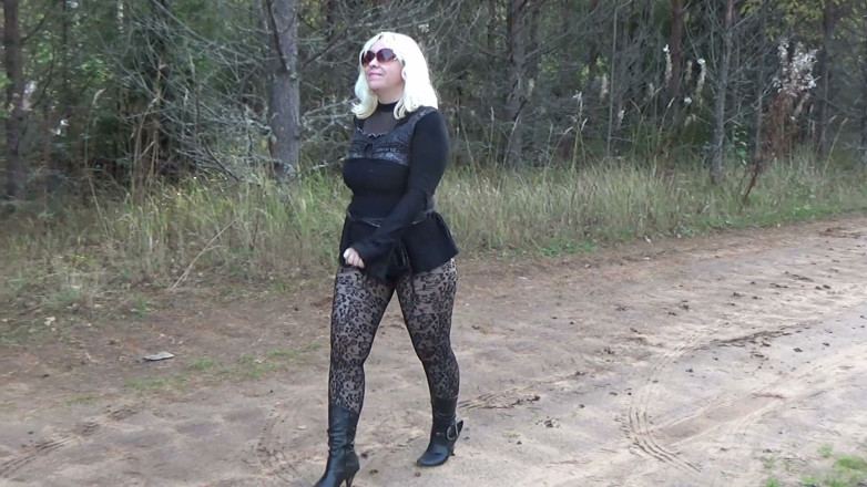 RedRoseRus: Caliente milf en sexy mini vestido