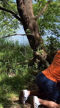 Pilló follando a dos hombres en el bosque