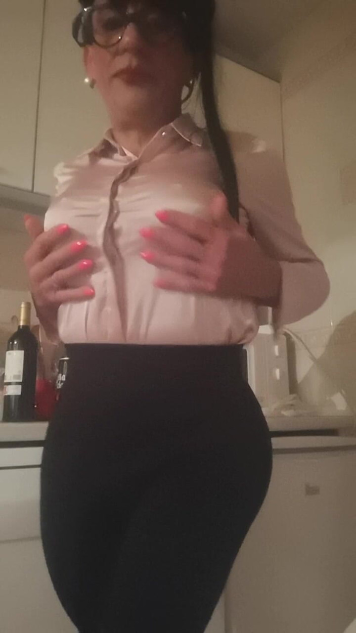 Yusti: Crodreisser lagi asik muasin memeknya pakai solit satin blouse