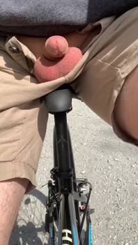 Exhibition de bite dans la forêt, balade à vélo, jeune garçon, amateur