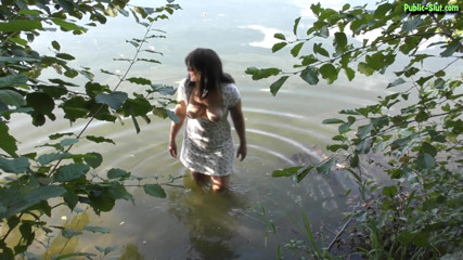 Cumdrinking Wife: Orinar y correrse en el lago
