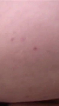 Une vieille BBW suce sa bite dans la nature en gros plan