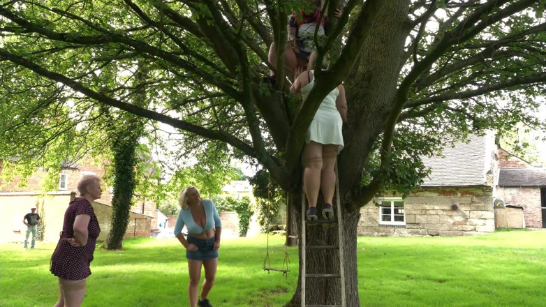 Camilla Creampie Girls: Messing around with the girls