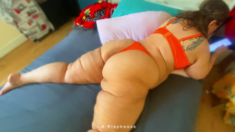 Daddykane: La grossa matrigna tettona della porta accanto viene stesa sul...