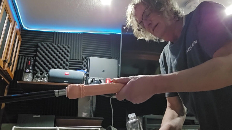 Chris Anal: Usando una nueva máquina de follar para mi culo !!