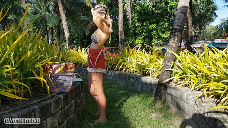 SweetButtocks: Ganti baju sebelum pergi ke pantai