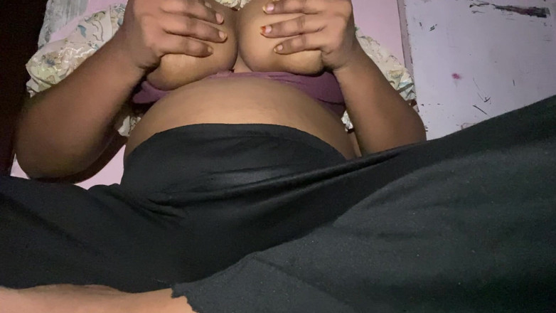 Angoori: Stiefmoeder poesje vingerend