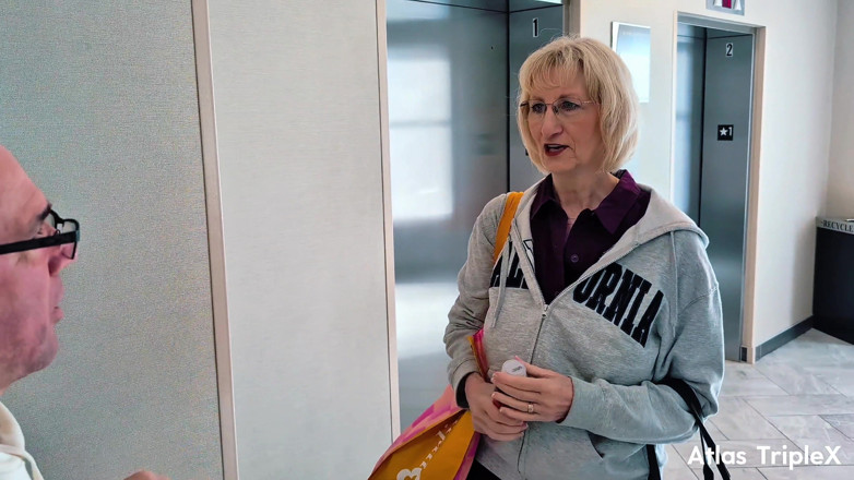 Atlas_TripleX: Une GILF squirte et se fait éjaculer dessus