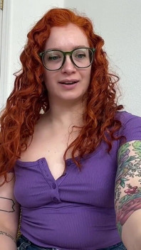 Liefdevolle futa-vrouw kijkt toe hoe je in een vrouw verandert en pov-seks