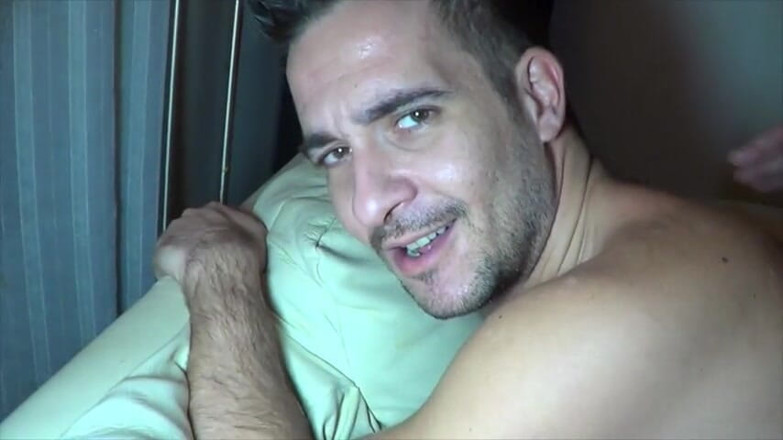 Gaybareback: Max Toro zonder condoom geneukt door een tweeling