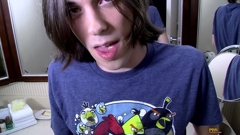 Piss Twinks: Băiat drăguț netăiat ejaculează și se înmoaie