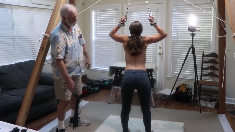 Azure Sky Films: TMS-26) Amateur-milf wordt gesnoerd met geslagen stokslagen en vervolgens kont...