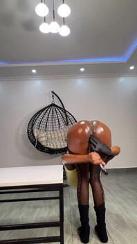 Ich ficke mich mit meinem langen schwarzen dildo, bis ich squirte
