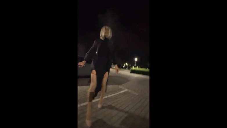Loreleyadd: Sissy chodzi na zewnątrz w swoim seksownym stroju
