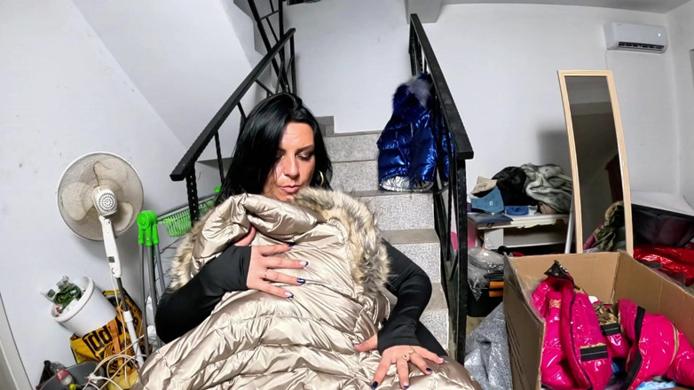 MilfyCalla: Dominerande MILF päls hooded downjacket onani. Spandex kameltett, rökning och...