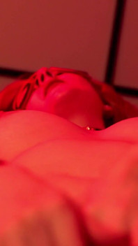 Blonde sub krijgt haar kutje gevingerd en gelikt