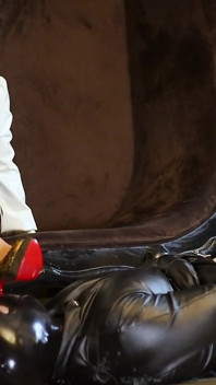 Dominare feminină cu adorare de picioare în latex